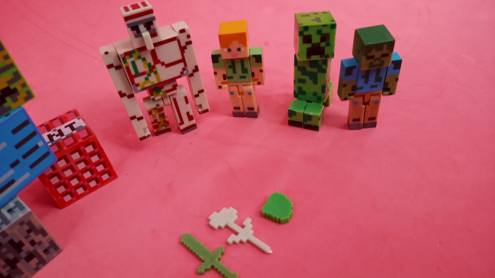 Bonecos Personagens Minecraft Cartela com 9 itens – Maior Loja de  Brinquedos da Região