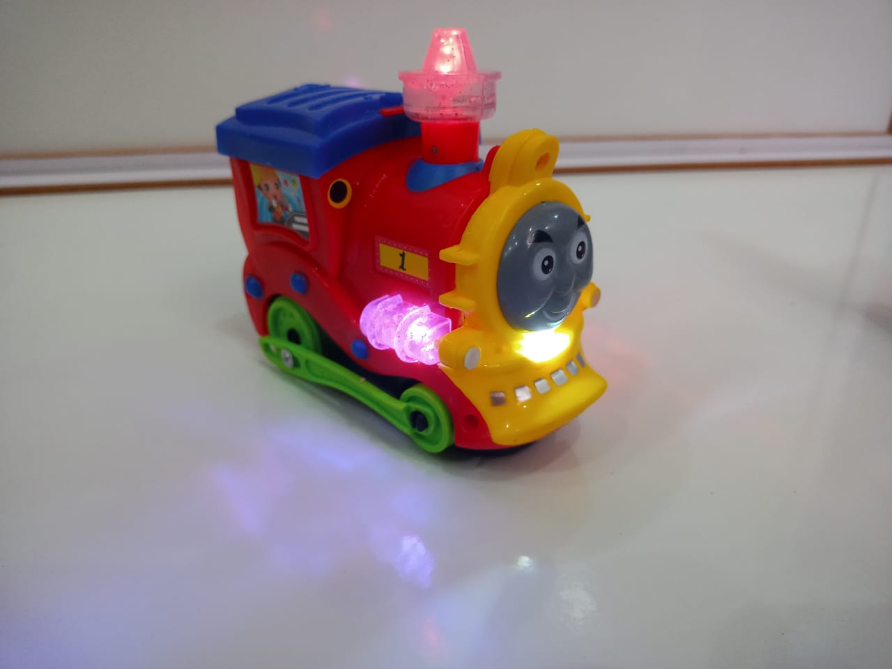 Brinquedo Trem Trenzinho Thomas Infantil Luz Som E Anda