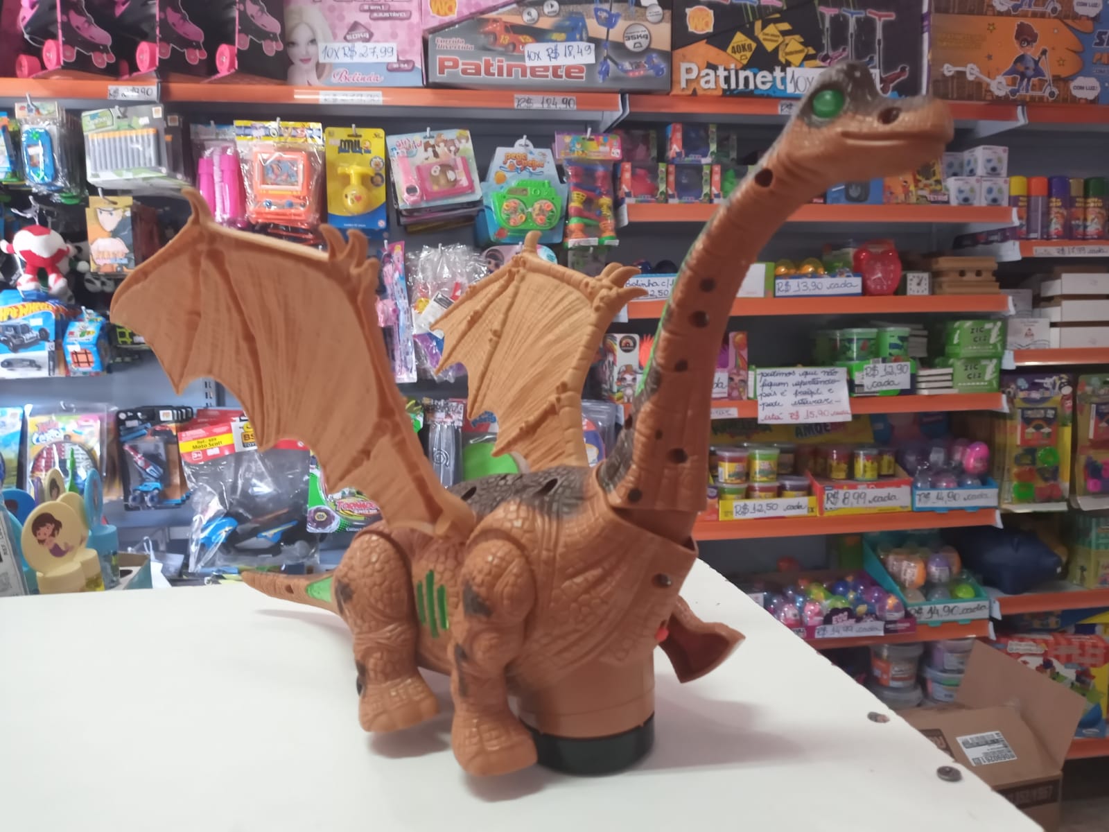 Dinossauro com Asas – Som / Luz / Movimento / Gira 360° – 34 cm x 20 cm –  Maior Loja de Brinquedos da Região