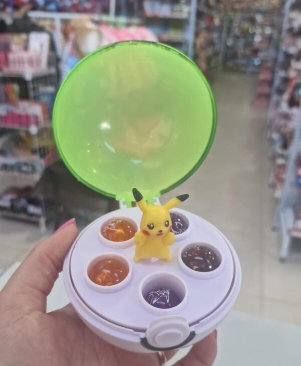 Cartela Personagem com Pokebola que gira a parte interna e libera as bolinhas com 8 acessórios - Image 4