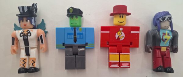 Cartela com 12 Bonecos, Personagem - Image 4