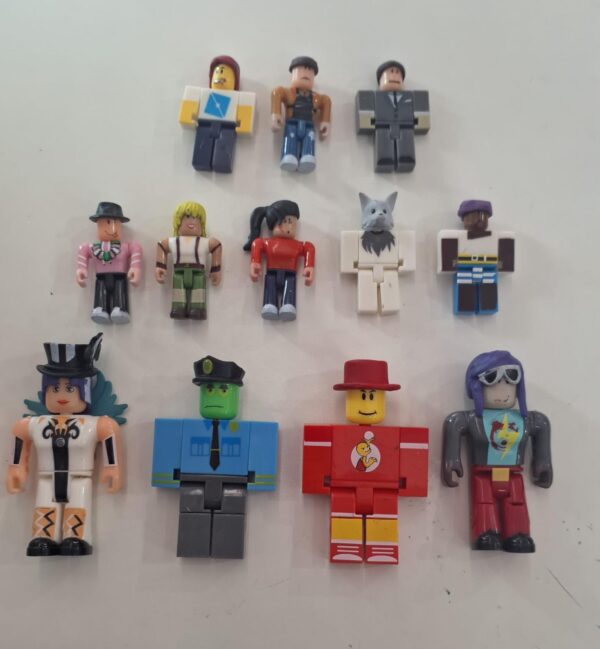 Cartela com 12 Bonecos, Personagem - Image 7
