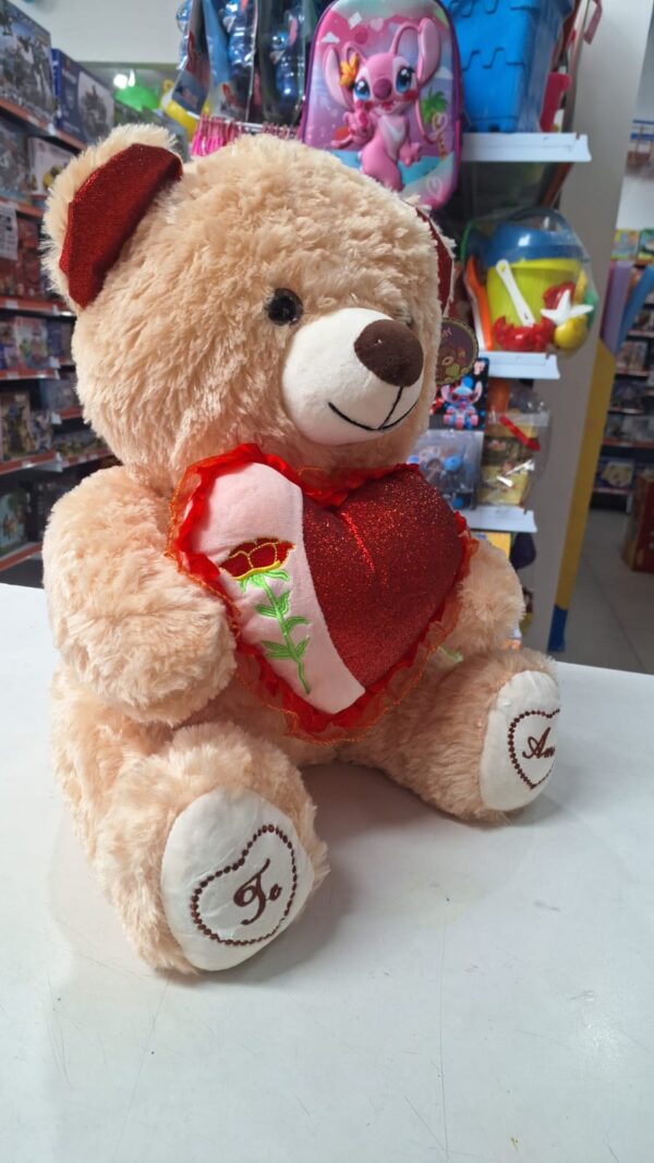 Urso de Pelucia com Coração Bege 40 cm x 30 cm - Image 4