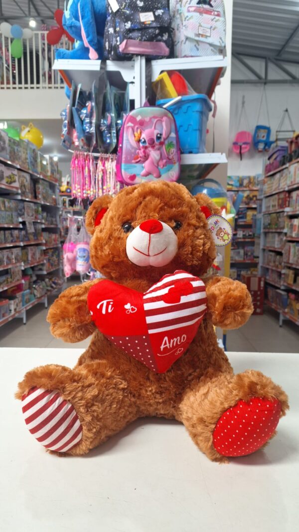Urso de Pelucia com Coração Marrom  40 cm x 30 cm - Image 5