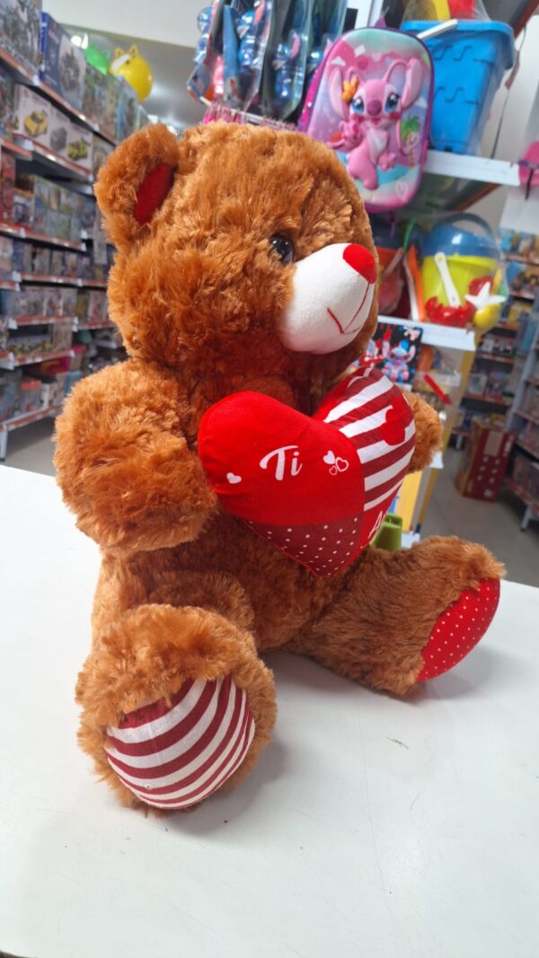 Urso de Pelucia com Coração Marrom  40 cm x 30 cm - Image 4
