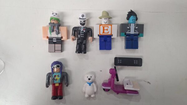 Cartela com personagens  Roblox 8 Peças - Image 5