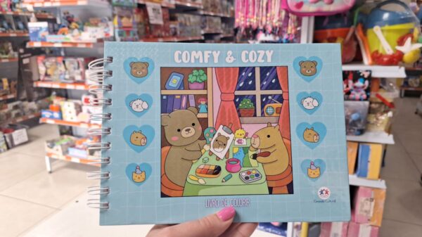 Livro Bobbie Goods Comfy Cozy Capa Azul com Brilho - Image 4