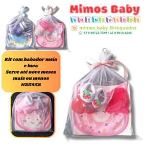 Kit com babador meia e luva Serve até nove meses mais ou menos H25458