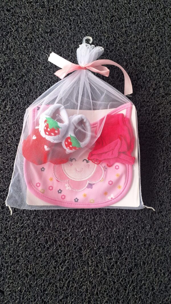 Kit com babador meia e luva Serve até nove meses mais ou menos H25458 - Image 3