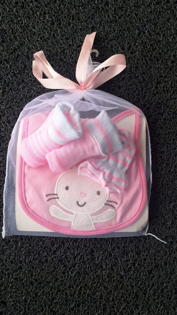 Kit com babador meia e luva Serve até nove meses mais ou menos H25458 - Image 2